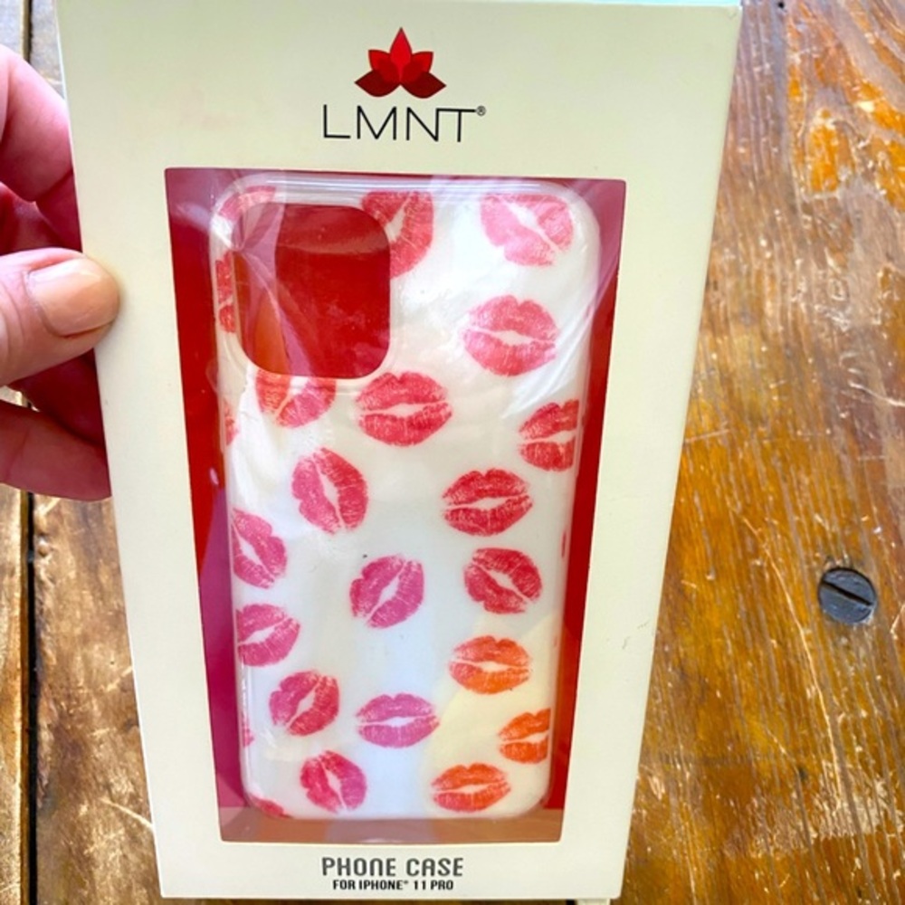 IPHONE 11PRO protective phone case💋💋 keep your phone safe from every day bumps